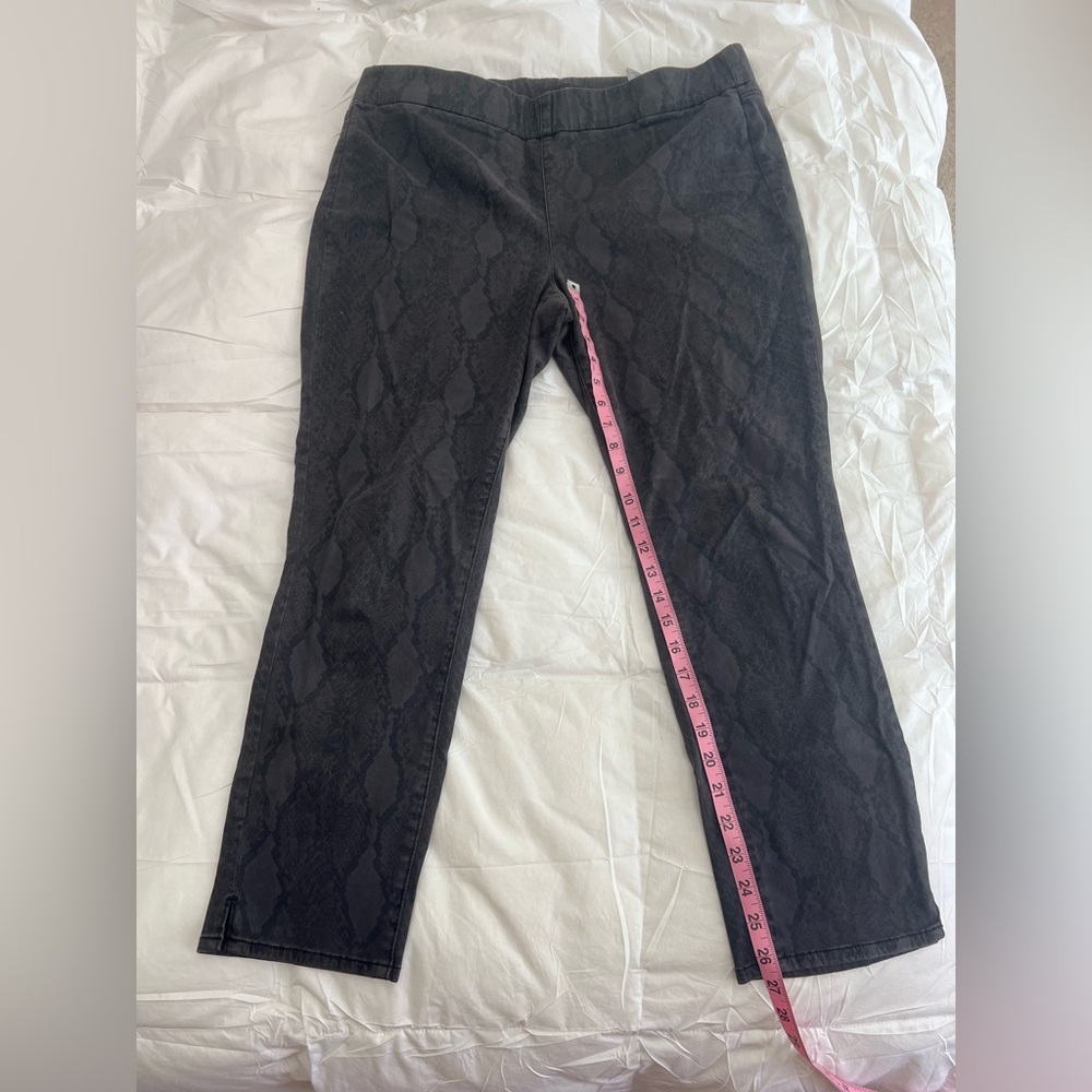 NYDJ Gray lizard print jeggings